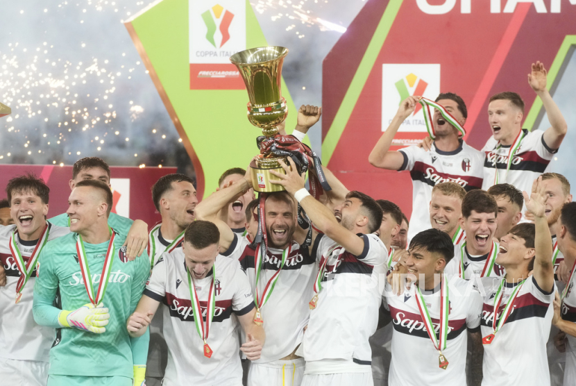 Para pemain Bologna merayakan gelar juara Coppa Italia.