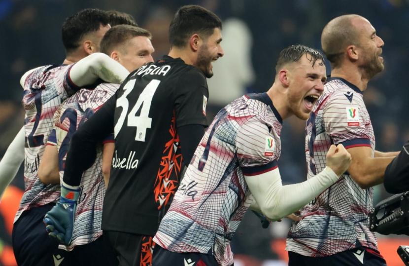 Para pemain Bologna merayakan keberhasilan menyingkirkan Inter Milan dari Coppa Italia dengan kemenangan 2-1 di Stadion Giuseppe Meazza, Kamis (21/12/2023) dini hari WIB.