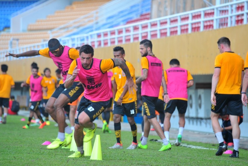 Para pemain Borneo FC dalam sebuah sesi pemanasan sebelum laga Liga 1.