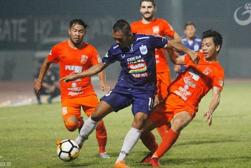 Para pemain Borneo FC mengepung pemain PSIS, Aldaeir Makatindu.