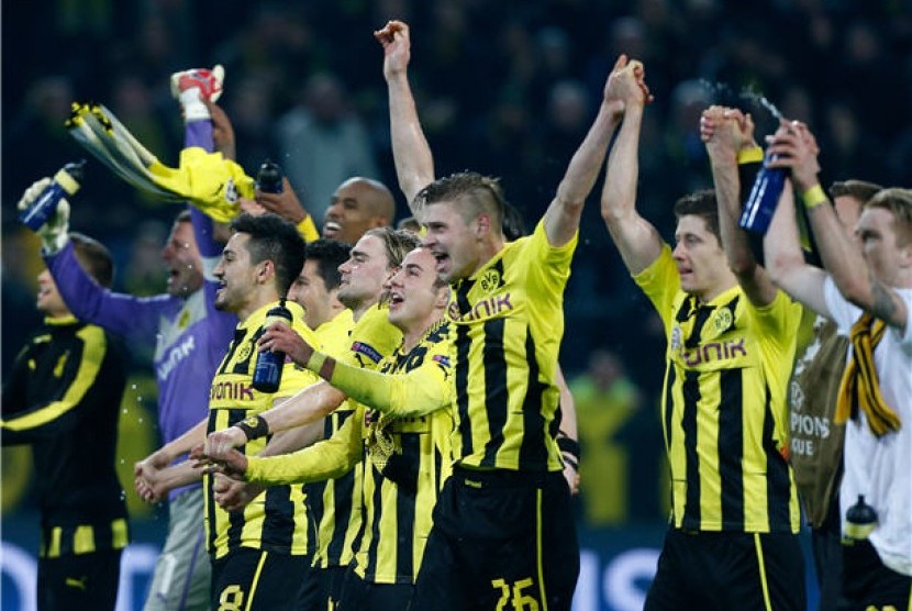  Para pemain Borussia Dortmund bersuka cita usai gol yang memastikan langkah mereka ke semifinal Liga Champions. Dortmund menang 3-2 pada leg kedua perempat final di Westfalenstadion, Rabu (10/4) dini hari WIB berkat dua gol dramatis di menit terakhir. 