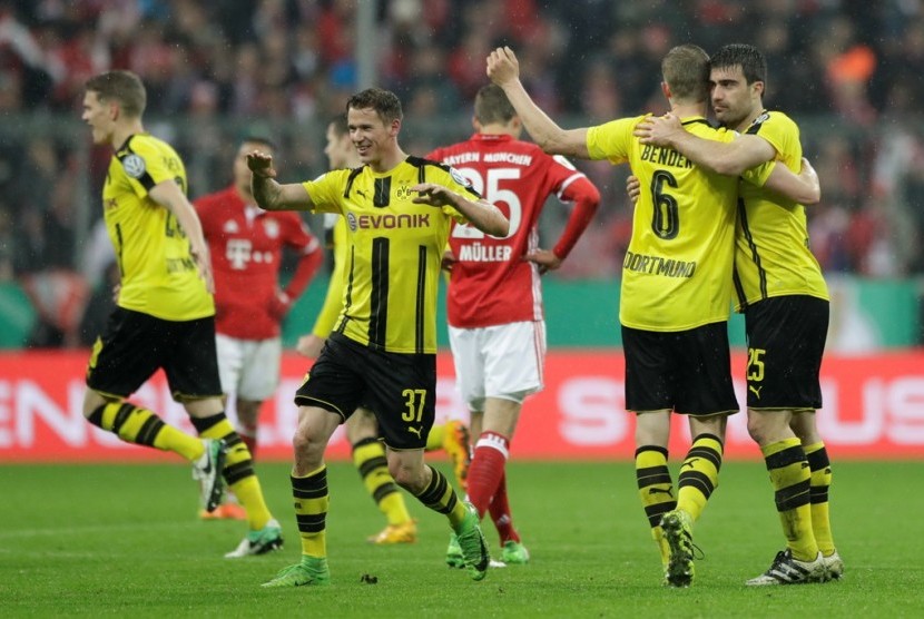 Para pemain Borussia Dortmund erayakan keberhasilan melaju ke final Piala Jerman setelah menyingkirkan Bayern Muenchen 3-2, Kamis (27/4) dini hari WIB.