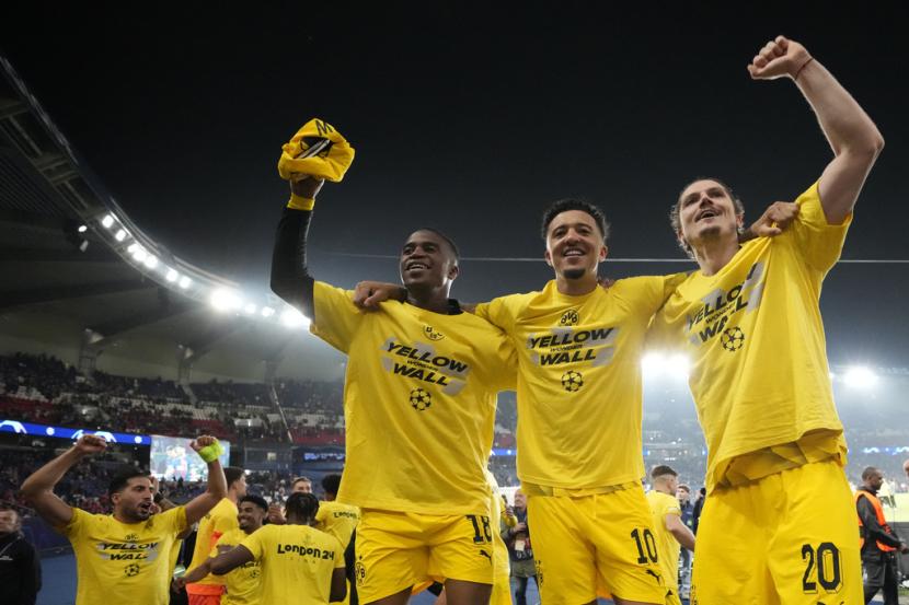  Para pemain Borussia Dortmund Marcel Sabitzer (kanan), Jadon Sancho (tengah), dan Youssoufa Moukoko merayakan keberhasilan melangkah ke final Liga Champions setelah mengalahkan Paris Saint-Germain 1-0 pada leg kedua semifinal di Stadion Parc des Princes, Paris, Prancis, Rabu (8/5/2024) dini hari WIB.