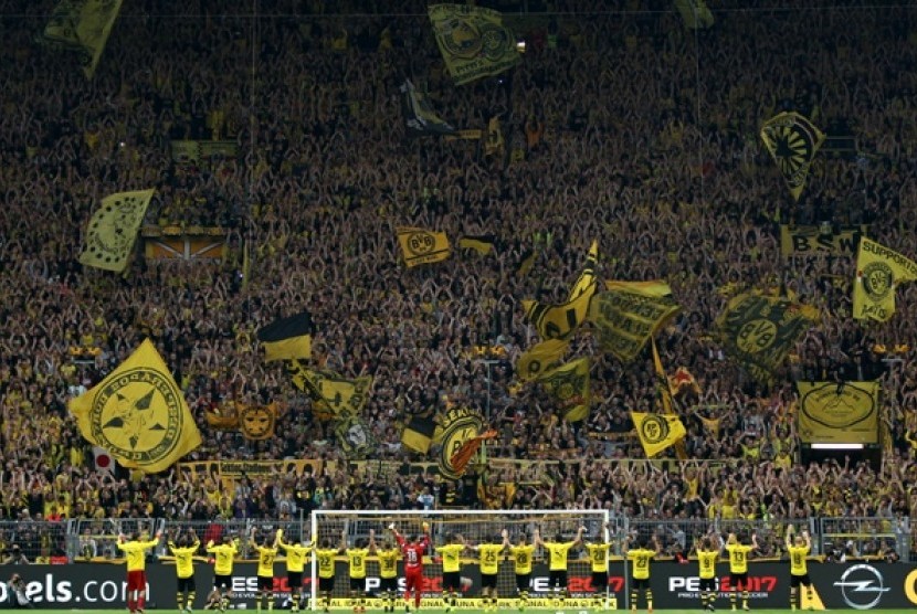 Para pemain Borussia Dortmund memberikan salam kepada fan setelah kemenangan 6-0 atas Darmstadt 98, di Signal Iduna Park, Sabtu (17/9). Pada malam ini, Dortmund akan menjamu Real Madrid di laga Liga Champions.