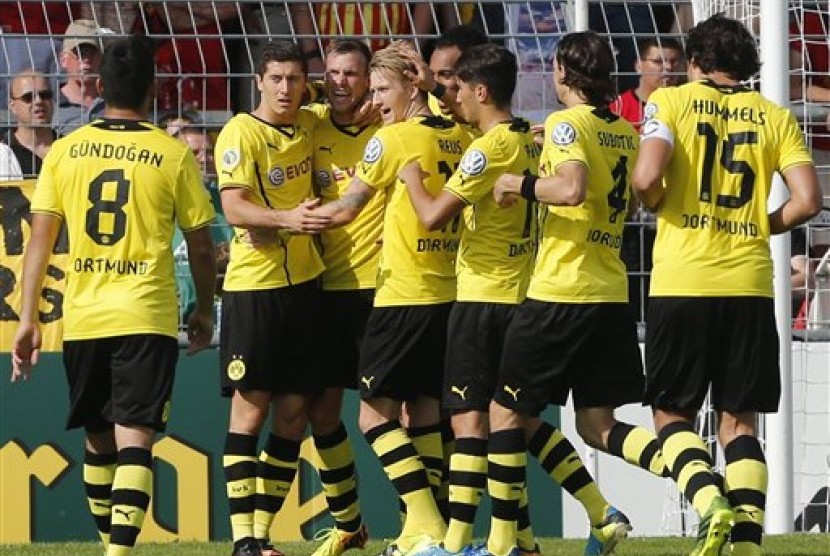 Para pemain Borussia Dortmund merayakan gol.