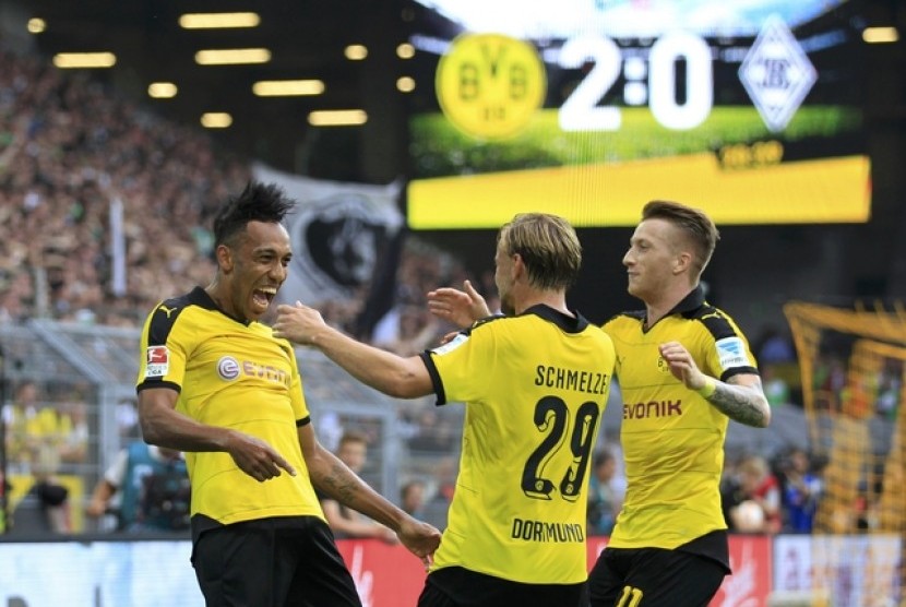 Para pemain Borussia Dortmund merayakan gol ke gawang Borusia Monchengladbach.
