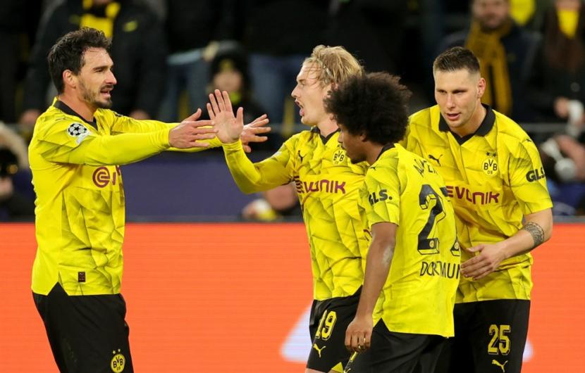 Para pemain Borussia Dortmund merayakan gol Julian Brandt (ketiga kanan) ke gawang Newcastle United di Liga Champions.