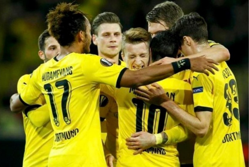 Para pemain Borussia Dortmund merayakan gol ke gawang Qabala.