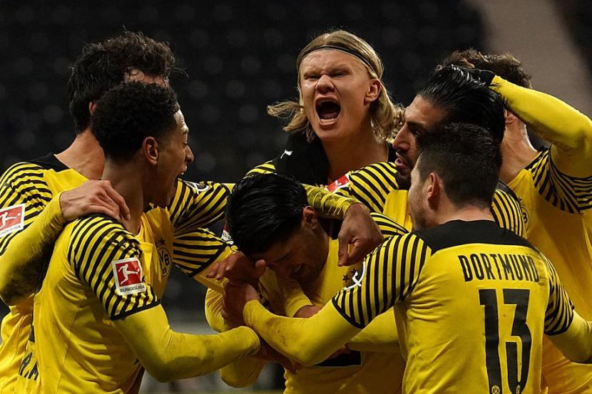 Para pemain Borussia Dortmund merayakan gol kemenangan ke gawang Eintracht Frankfurt dalam lanjutan Liga Jerman. Dortmund menang 3-2 atas Eintracht Frankfurt.