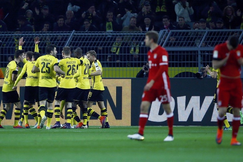 Para pemain Borussia Dortmund merayakan gol Pierre-Emerick Aubameyang pada laga Bundesliga di Signal Iduna Park, Ahad (20/11) dini hari WIB. Dortmund unggul 1-0 pada babak pertama.