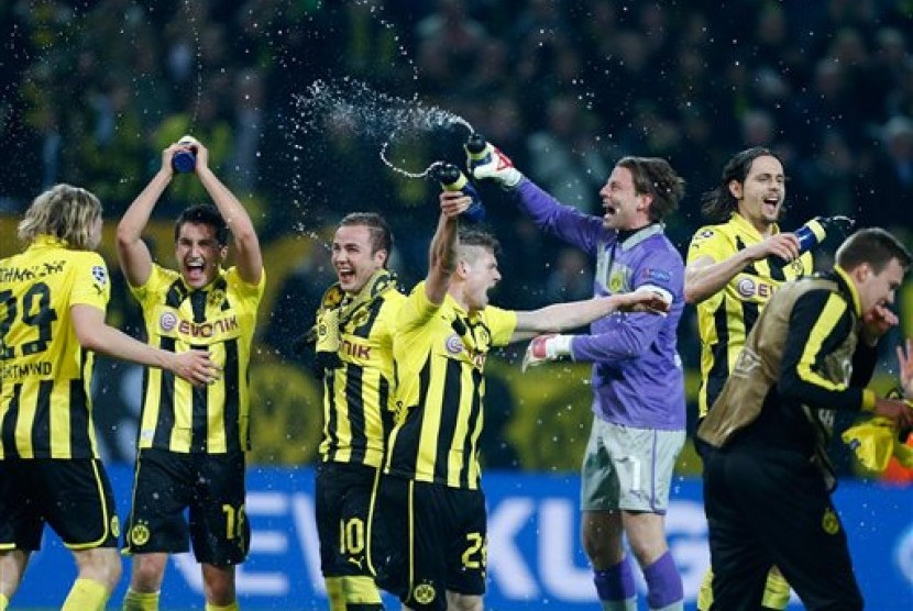Para pemain Borussia Dortmund merayakan kelolosan timnya ke semifinal Liga Champions setelah menang dramatis atas Malaga di leg kedua perempat final, Rabu (10/4) dini hari WIB.