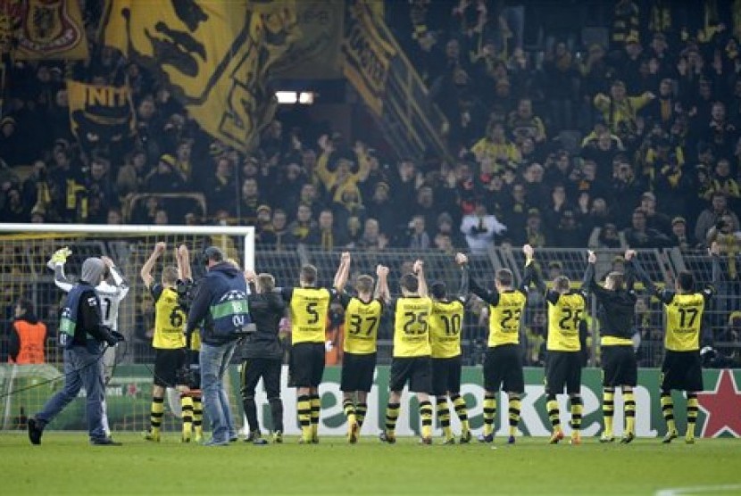 Para pemain Borussia Dortmund merayakan kemenangan.