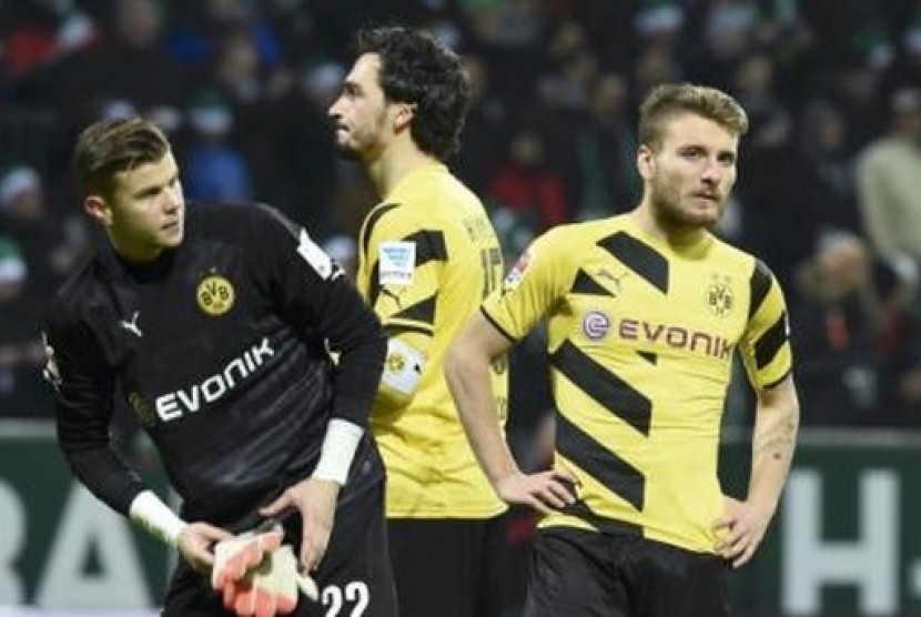 Para pemain Borussia Dortmund tampak kecewa seusai dikalahkan Werder Bremen dalam lanjutan Bundesliga, Sabtu (20/12).