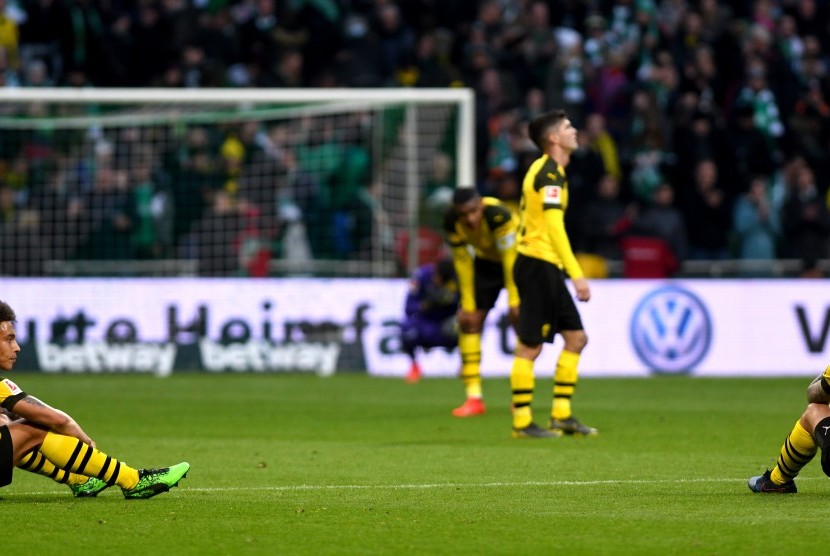 Para pemain Borussia Dortmund tertunduk lesu.