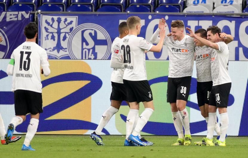 Para pemain Borussia Moenchengladbach merayakan gol ke gawang Schalke 04 pada laga Bundesliga, Sabtu (20/3).