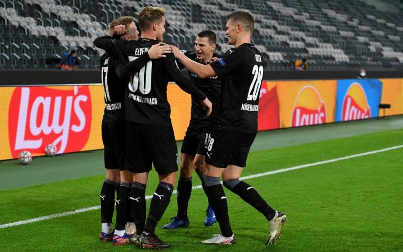 Para pemain Borussia Moenchengladbach merayakan gol ke gawang Shakthar Donetsk pada laga lanjutan Grup B Liga Champions, Kamis (26/11) dini hari WIB. Moencengladbach menang 4-0.