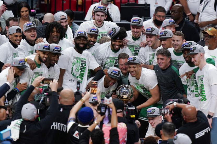 Para pemain Boston Celtics merayakan keberhasilan menjuarai WIlayah Timur NBA setelah menyisihkan Miami Heat 4-3 dalam seri the best of seven, Senin (30/5/2022). Celtics akan bertemu Golden State Warriors di final NBA. 