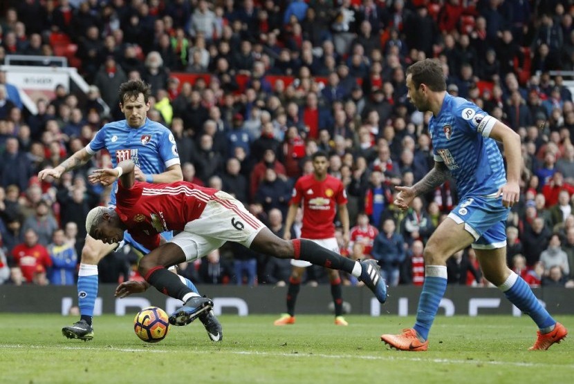 Para pemain Bournemouth (biru) saat meladeni Manchester United.