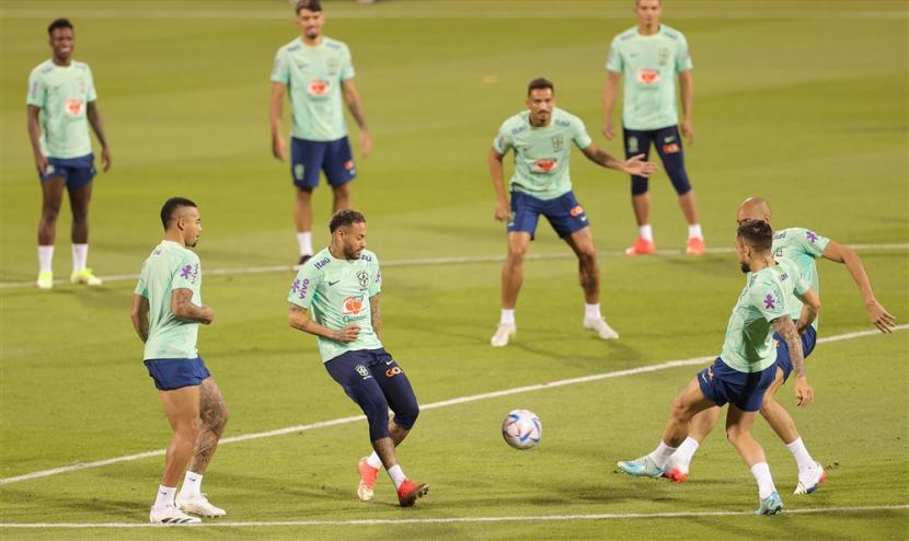 Para pemain Brasil berlatih di Stadion Grand Hamad, Doha, Senin (21/11/2022).