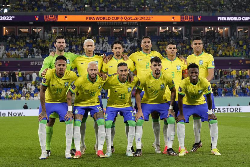 Para pemain Brasil berpose sebelum dimulainya pertandingan sepak bola babak 16 besar Piala Dunia 2022 antara Brasil dan Korea Selatan, di Stadion Education City di Al Rayyan, Qatar, Senin, 5 Desember 2022. 
