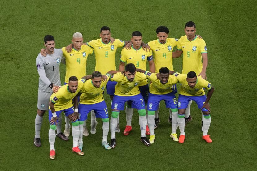 Para pemain Brasil berpose untuk foto tim sebelum dimulainya pertandingan sepak bola grup G Piala Dunia antara Brasil dan Serbia, di Stadion Lusail di Lusail, Qatar pada Kamis, 24 November 2022. 