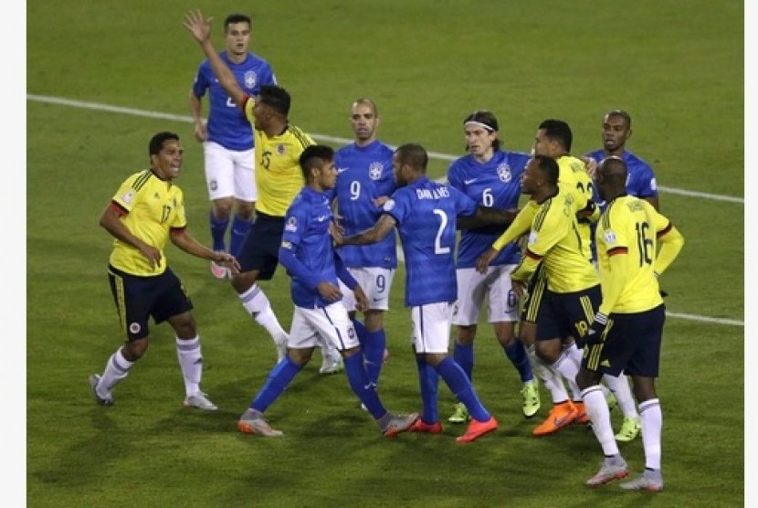 Para pemain Brasil (biru) bersitegang dengan pemain Kolombia pada laga Copa America 2015.