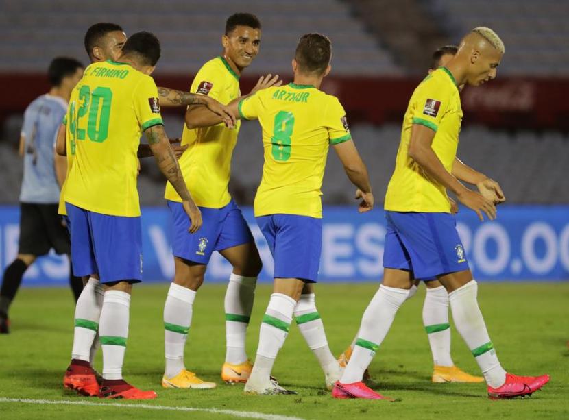 Para pemain Brasil merayakan gol Arthur Melo ke gawang Uruguay pada laga kualifikasi Piala Dunia 2022 zona Amerika Selatan.