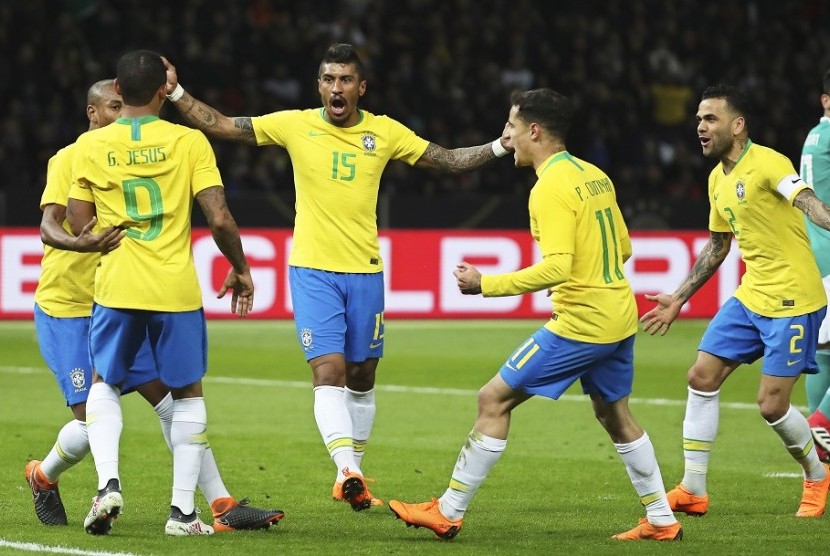 Para pemain Brasil merayakan gol Gabriel Jesus ke gawang Jerman.