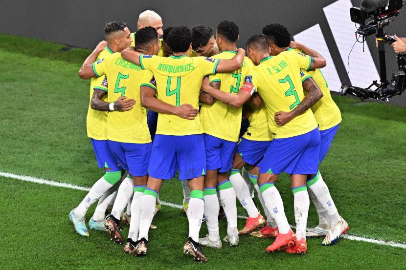 Para pemain Brasil merayakan gol ke gawang Korea Selatan.