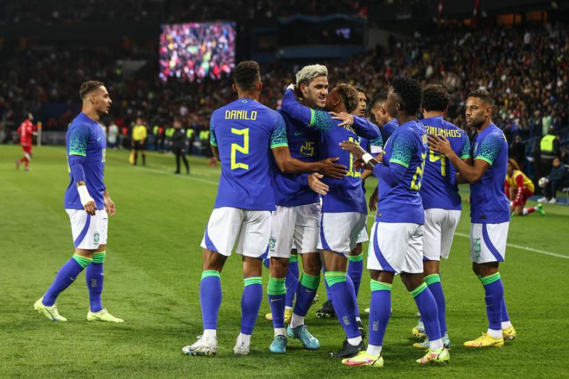 Para pemain Brasil merayakan gol Pedro (tengah) ke gawang Tunisia dalam laga persahabatan.