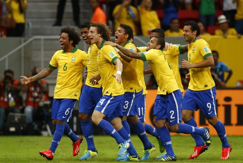 Para pemain Brasil merayakan gol yang dicetak Paulinho ke gawang Jepang, Ahad (16/6) dini hari WIB. Brasil menang 3-0 pada pertandingan tersebut.