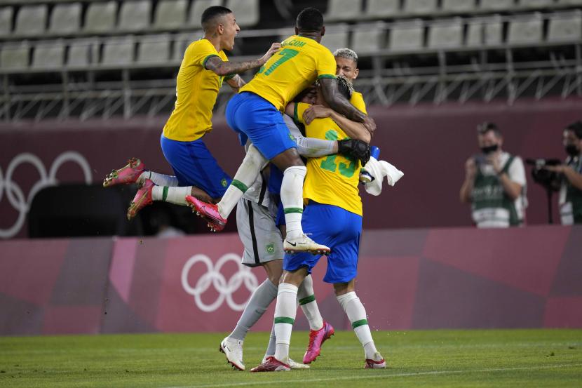 Para pemain Brasil merayakan setelah mengalahkan Meksiko dalam adu penalti dalam pertandingan semifinal sepak bola putra di Olimpiade Musim Panas 2020, Selasa, 3 Agustus 2021, di Kashima, Jepang. 