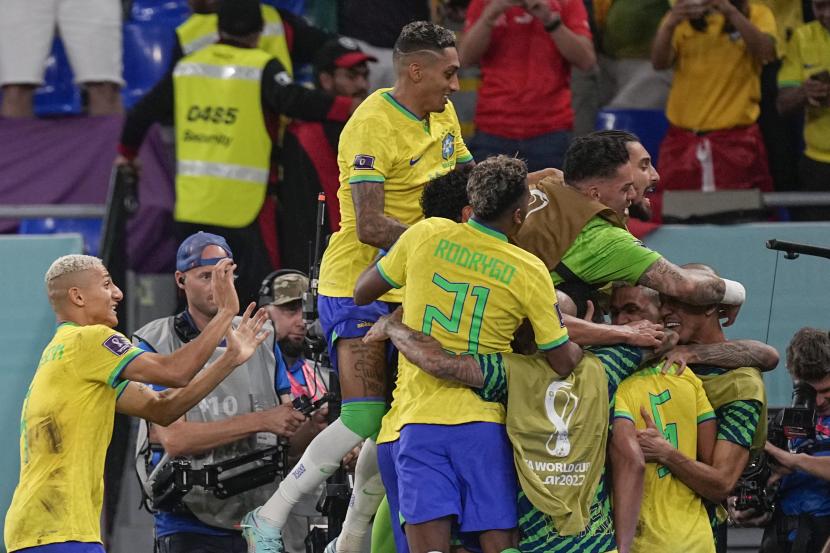 Para pemain Brasil merayakan setelah rekan setimnya Casemiro mencetak gol pembuka selama pertandingan sepak bola grup G Piala Dunia antara Brasil dan Swiss, di Stadion 974 di Doha, Qatar, Senin, 28 November 2022. 