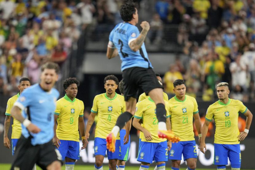 Para pemain Brasil terlihat lesu, sementara pemain Uruguay merayakan keberhasilan lolos ke semifinal Copa America setelah memenangi laga perempat final lewat adu penalti. Uruguay mengalahkan Brasil 4-2 setelah bermain imbang 0-0 pada waktu normal.