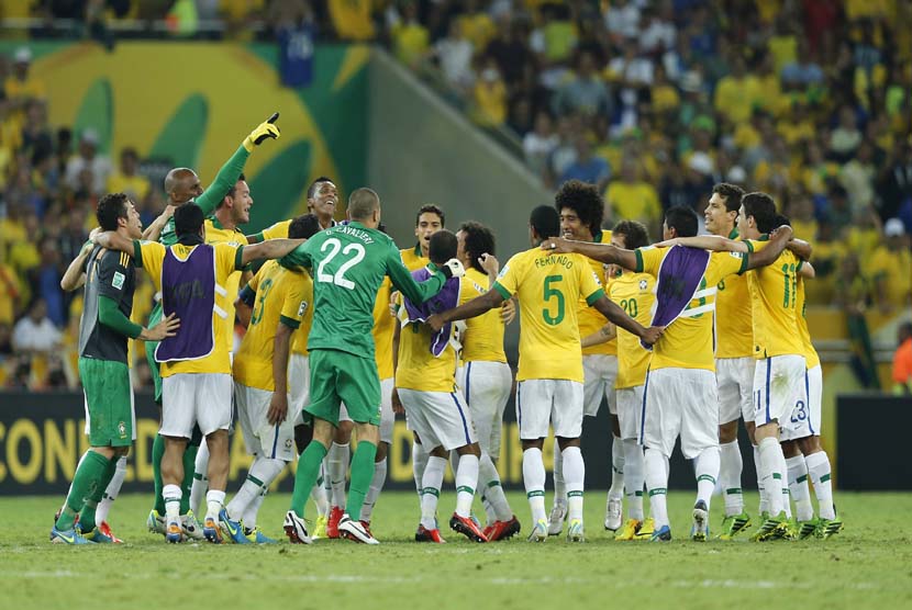   Para pemain Brazil merayakan kegembiraan mereka di lapangan setelah menaklukan Spanyol dalam final sepak bola Piala Konfederasi di stadion Maracana di Rio de Janeiro, Brasil, Ahad (30/6).    (AP / Victor R. Caivano)