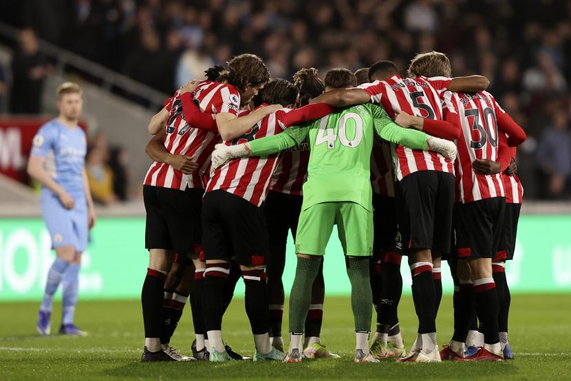 Para pemain Brentford membentuk kerumunan sebelum pertandingan sepak bola Liga Inggris antara Brentford dan Manchester City di Brentford Community Stadium di London, Rabu, 29 Desember 2021. Seorang pendukung Brentford ditangkap setelah pertandingan kandang melawan Man City karena diduga melakukan pelecehan rasis dan homofobik terhadap seorang pemain lawan.