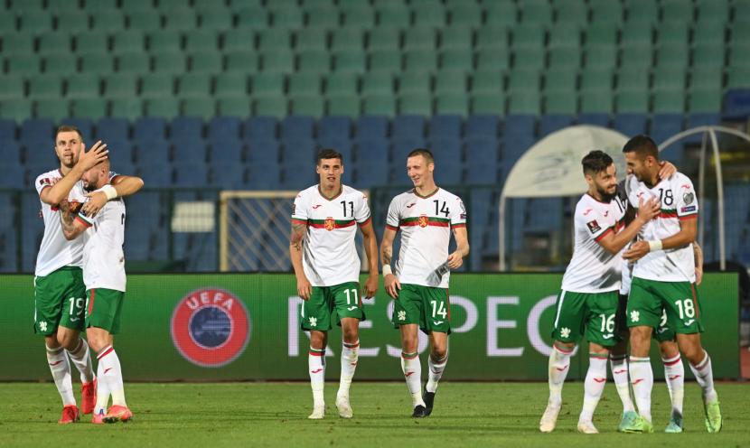 Para pemain Bulgaria merayakan gol.