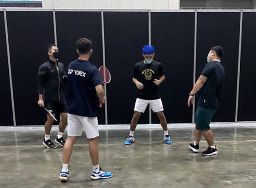 Para pemain bulu tangkis Indonesia bersiap berlatih di Impact Arena, Bangkok, Rabu (6/1).