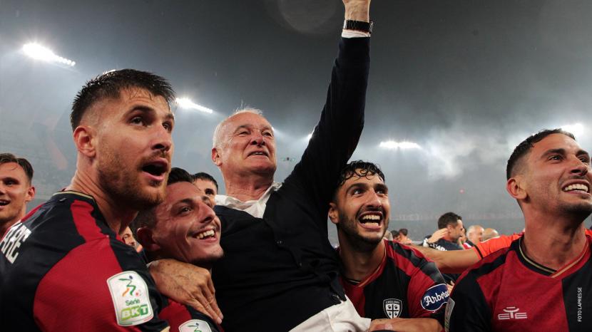 Para pemain Cagliari merayakan promosi ke Serie A bersama pelatih Claudio Ranieri. 