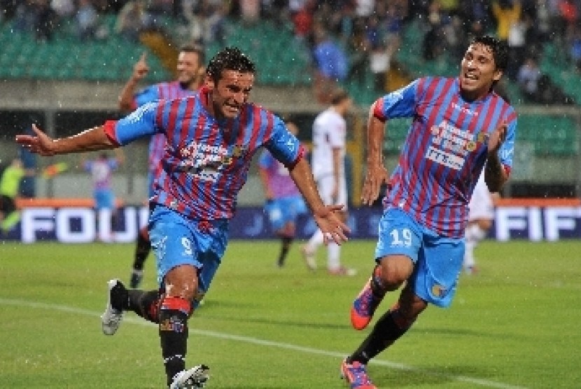 Para pemain Catania merayakan gol ke gawang lawan.