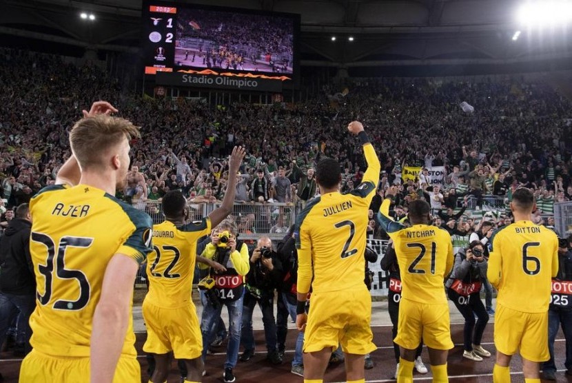 Para pemain Celtic merayakan kemenangan atas Lazio di Stadion Olimpico.