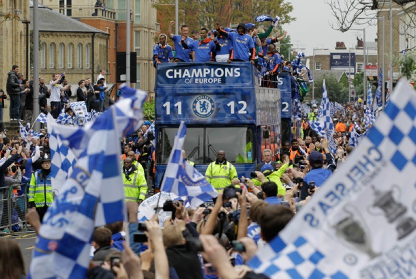 Para pemain Chelsea di atas bus saat melalui jalanan sekitar Stadion Stamford Bridge di London merayakan kemenangan mereka di Liga Champions dan English FA Cup, Ahad (20/5/2012).