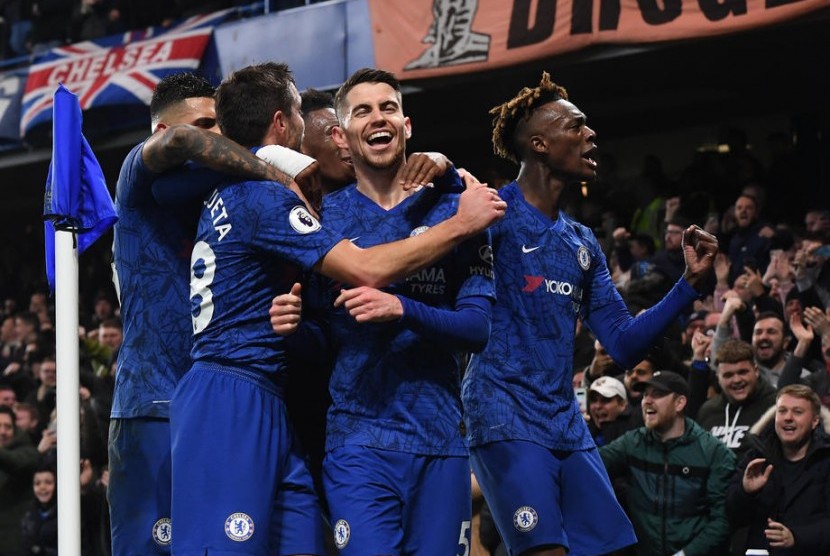 Para pemain Chelsea melakukan selebrasi.