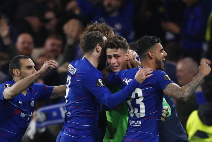 Para pemain Chelsea memeluk Kapten Arrizabalaga setelah menyelamatkan gawang di adu penalti selama Liga Europa melawan Frankfurt. 