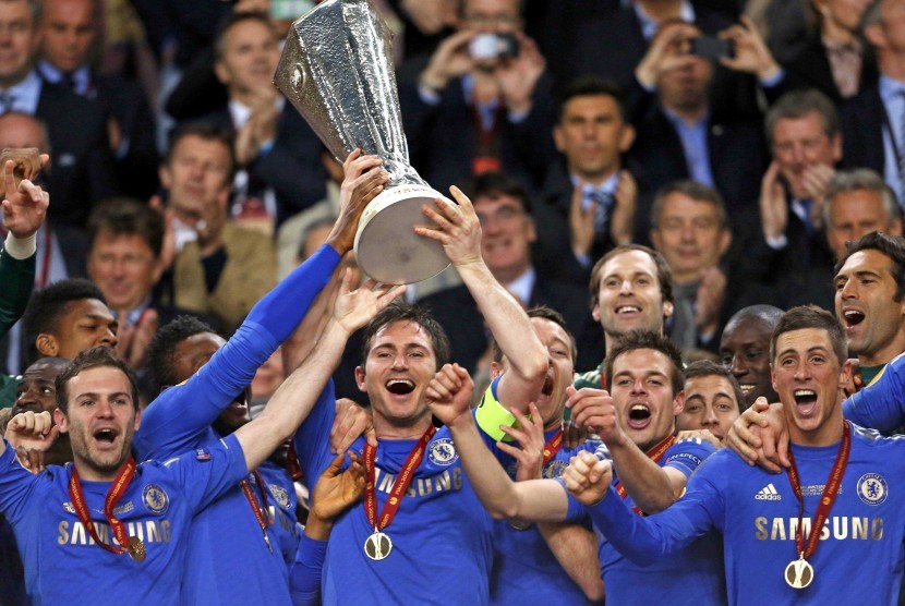 Para pemain Chelsea mengangkat trofi Liga Europa 2012/2013.