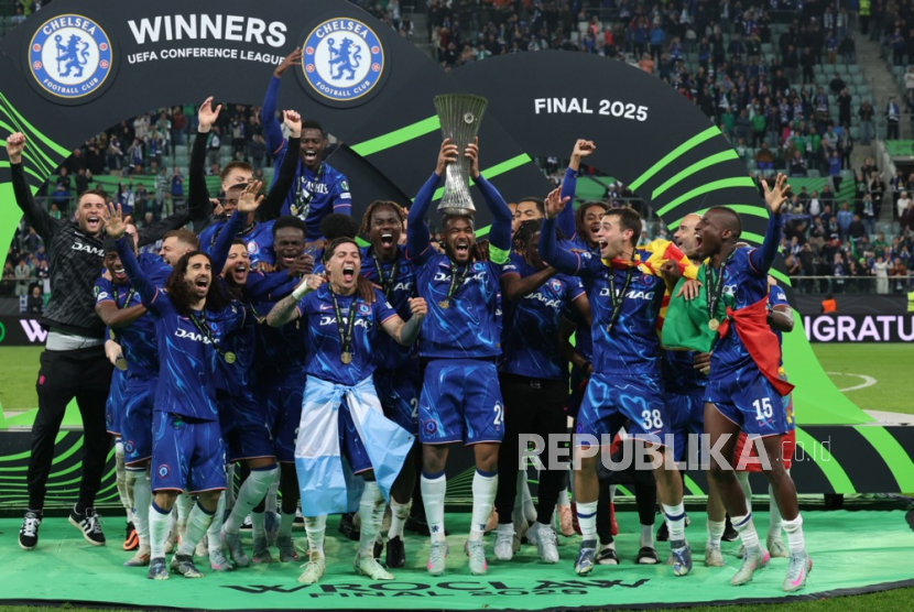 Para pemain Chelsea merayakan gelar juara Liga Konferensi UEFA di Wroclaw, Polandia, Kamis (29/5/2025) dini hari WIB. Chelsea juara setelah mengalahkan Real Betis 4-1 di final.