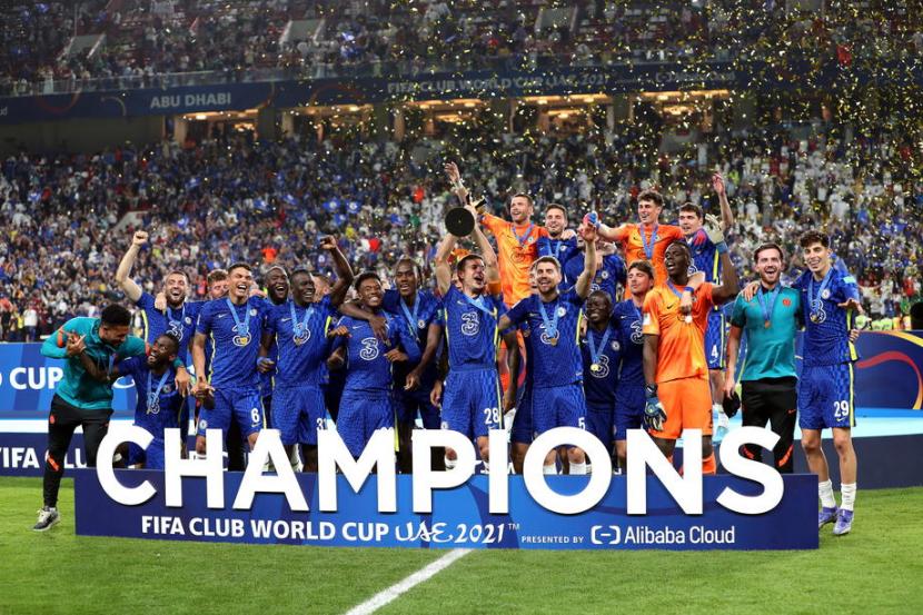 Para pemain Chelsea merayakan gelar juara Piala Dunia Antarklub 2021 setelah mengalahkan Palmeiras 2-1 di Abu Dhabi, UEA, Ahad (13/2/2022) dini hari WIB.