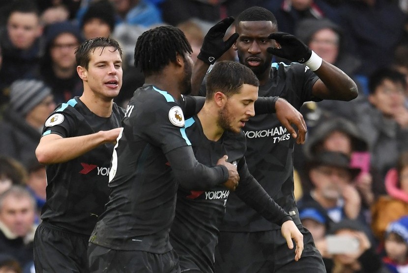 Para pemain Chelsea merayakan gol Eden Hazard (tengah).