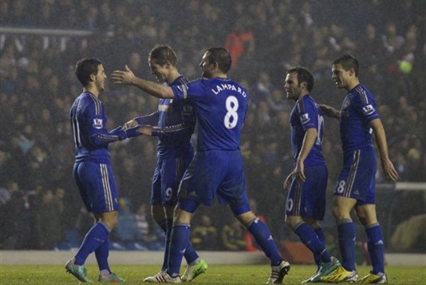 Para pemain Chelsea merayakan gol Fernando Torres ke gawang Leeds di Perempat Final Piala Liga Inggris.