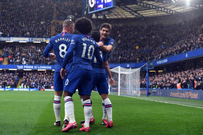 Para pemain Chelsea merayakan gol ke gawang Everton.